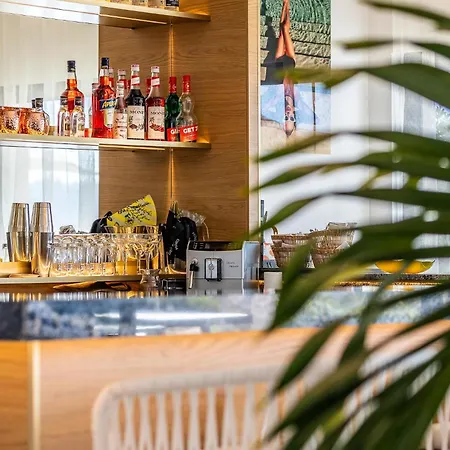Frühstückspension Royal Tiki - D'hotes Avec Piscine Chauffee & Plaissan