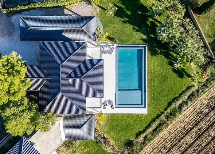 לינה וארוחת בוקר Royal Tiki - Avec Piscine Chauffee & 5*