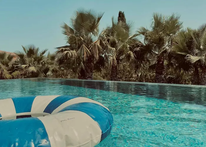 לינה וארוחת בוקר Royal Tiki - Avec Piscine Chauffee & Plaissan